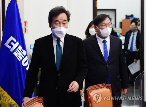 최고위원회의 참석하는 이낙연과 김태년(서울=연합뉴스) 안정원 기자 = 더불어민주당 이낙연 대표와 김태년 원내대표가 26일 서울 여의도 국회에서 열린 최고위원회의에 참석하고 있다. 2020.10.26 jeong@yna.co.kr