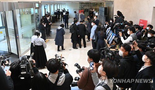 삼성 고 이건희 회장 빈소에 몰린 취재진(서울=연합뉴스) 26일 오전 서울 강남구 삼성서울병원 장례식장 입구에서 취재진이 삼성그룹 고 이건희 회장 빈소를 찾는 조문객들을 취재하고 있다. 2020.10.26 [사진공동취재단] photo@yna.co.kr