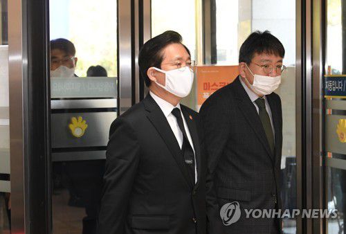 고 이건희 회장 빈소 도착한 성윤모 장관(서울=연합뉴스) 성윤모 산업통상자원부 장관이 26일 오전 고 이건희 삼성그룹 회장 빈소가 마련된 서울 강남구 서울삼성병원 장례식장에 들어서고 있다. 2020.10.26 [사진공동취재단] photo@yna.co.kr