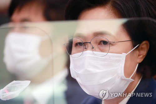 답변하는 추미애 장관(서울=연합뉴스) 안정원 기자 = 추미애 법무부 장관이 26일 오전 서울 여의도 국회에서 열린 법제사법위원회의 법무부, 대법원, 감사원, 헌법재판소, 법제처 종합감사에서 질의에 답하고 있다. 2020.10.26 jeong@yna.co.kr