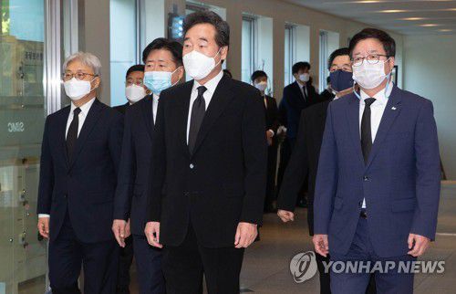 이낙연 대표, 이건희 회장 빈소 방문(서울=연합뉴스) 더불어민주당 이낙연 대표가 26일 오전 서울 강남구 삼성서울병원에 마련된 고(故) 이건희 삼성그룹 회장의 빈소로 들어가고 있다. 2020.10.26 [사진공동취재단] photo@yna.co.kr