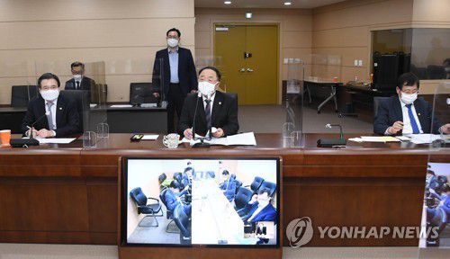 기획재정부 확대간부회의 하는 홍남기 부총리(서울=연합뉴스) 홍남기 경제부총리 겸 기획재정부 장관이 26일 세종시 정부세종청사 기재부 대회의실에서 세종-서울 간 화상으로 확대간부회의를 하고 있다. 2020.10.26 
    [기획재정부 제공. 재판매 및 DB 금지] photo@yna.co.kr