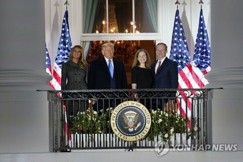 도널드 트럼프 미 대통령 부부와 배럿 대법관 지명자 부부       Photo by Ken Cedeno/UPI