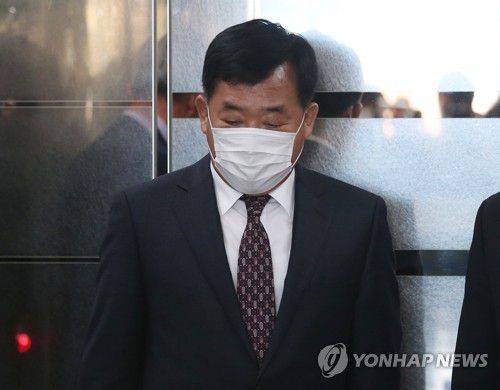 재판 앞둔 박성민 의원(울산=연합뉴스) 김용태 기자 = 공직선거법 위반 혐의로 기소돼 재판을 받는 국민의힘 박성민 의원(울산 중구)이 27일 오후 울산지법에서 엘리베이터를 타고 법정으로 향하고 있다. 2020.10.27 yongtae@yna.co.kr