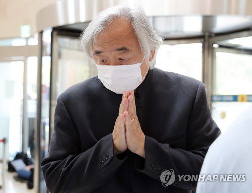 고 이건희 회장 빈소 찾은 백건우(서울=연합뉴스) 백건우 피아니스트가 27일 오후 고 이건희 삼성그룹 회장의 빈소가 마련된 서울 강남구 삼성서울병원 장례식장에 들어서고 있다. 2020.10.27 [사진공동취재단] photo@yna.co.kr