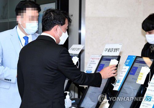 고 이건희 회장 빈소 찾은 김택진 엔씨소프트 대표(서울=연합뉴스) 김택진 엔씨소프트 대표가 27일 고 이건희 삼성그룹 회장의 빈소가 마련된 서울 강남구 삼성서울병원 장례식장에 도착해 출입증을 발행하고 있다. 2020.10.27 [사진공동취재단] photo@yna.co.kr