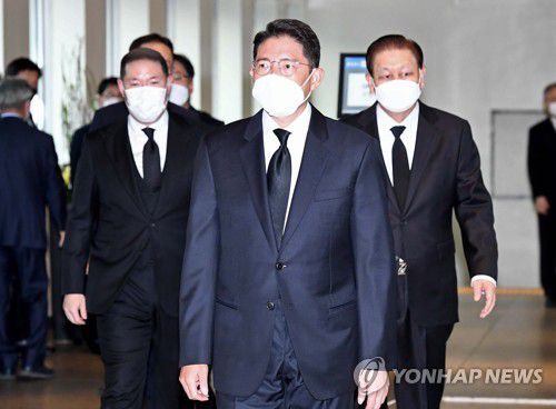 고 이건희 회장 조문 마친 조현준 효성 회장(서울=연합뉴스) 조현준 효성 회장(가운데)이 27일 고 이건희 삼성그룹 회장의 빈소가 마련된 서울 강남구 삼성서울병원 장례식장에서 조문을 마친 뒤 건물을 나서고 있다. 2020.10.27 [사진공동취재단] photo@yna.co.kr