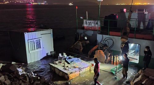 인천 월미도 해상서 침수된 부선[인천해양경찰서 제공. 재판매 및 DB 금지]