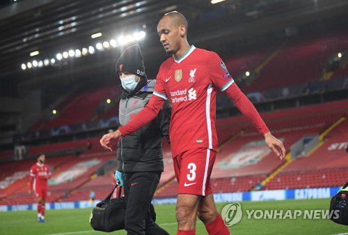 그라운드를 빠져나가는 파비뉴[EPA=연합뉴스 자료사진]