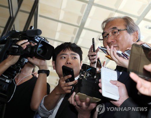 취재진에 둘러싸인 '재판거래 의혹' 이민걸 전 법원행정처 기조실장[연합뉴스 자료사진]