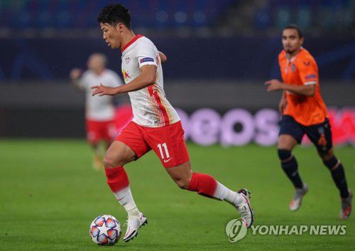 바샥세히르 상대 볼 컨트롤하는 라이프치히 황희찬(라이프치히 AFP=연합뉴스) RB라이프치히(독일)의 황희찬이 20일(현지시간) 독일 라이프치히 RB아레나에서 열린 이스탄불 바샥세히르(터키)와의 2020-2021 유럽축구연맹(UEFA) 챔피언스리그 조별 리그 H조 1차전에서 볼을 컨트롤하고 있다. 라이프치히가 2-0으로 이겼다. daeuliii@yna.co.kr