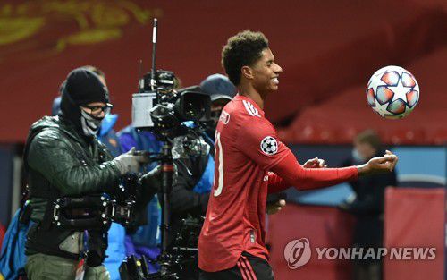 해트트릭 공 들고 그라운드 나서는 래시퍼드[EPA=연합뉴스]