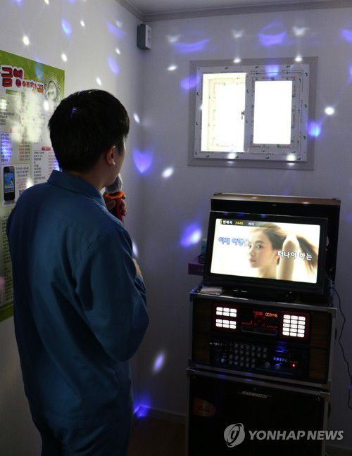 노래부르는 수용자(전주=연합뉴스) 전북 전주교도소는 28일 수용자 스트레스 해소와 심신 안정을 위해 '심신 치유실'을 개관했다고 밝혔다. 치유실에는 조명과 음향기기가 있는 노래방 3곳과 두더지 잡기 게임기 2대, 상담실 등이 설치됐다. 
    사진은 치유실에서 노래 부르는 수용자. 2020.10.28 [전주교도소 제공. 재판매 및 DB 금지]