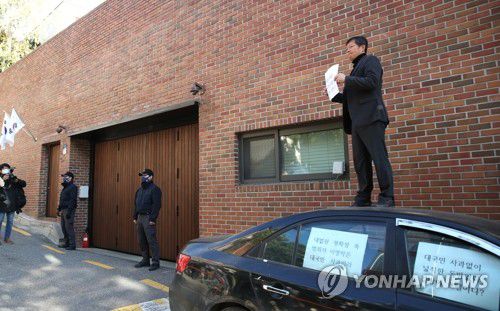 이명박 대국민 사과 촉구하는 1인 시위   (서울=연합뉴스) 임헌정 기자 = 회사 자금을 횡령하고 삼성 등에서 거액의 뇌물을 챙긴 혐의로 재판에 넘겨진 이명박 전 대통령의 대법원 선고일인 29일 서울 강남구 논현동 자택 앞에서 한 유튜버가 이 전 대통령의 대국민 사과를 촉구하고 있다. 2020.10.29 kane@yna.co.kr