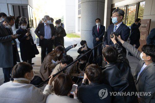 '뇌물·횡령' MB 징역 17년 확정(서울=연합뉴스) 윤동진 기자 = 회사 자금을 횡령하고 삼성 등에서 거액의 뇌물을 챙긴 혐의로 재판에 넘겨진 이명박 전 대통령에게 징역 17년이 확정된 29일 오전 서울 서초구 대법원에서 강훈 변호사가 발언하고 있다. mon@yna.co.kr