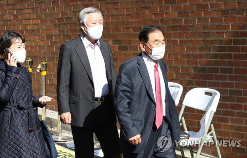 이명박 자택 들어가는 이재오 전 의원(서울=연합뉴스) 임헌정 기자 = 이재오 전 의원(오른쪽)이 29일 서울 강남구 논현동 이명박 전 대통령 자택으로 들어가고 있다. 2020.10.29 kane@yna.co.kr