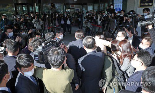 언론 관심 집중된 윤석열 총장(대전=연합뉴스) 김도훈 기자 = 8개월 만에 전국 검찰청 순회 간담회를 재개한 윤석열 검찰총장(가운데)이 29일 오후 대전 지역 검사들과의 간담회를 위해 대전 검찰청사에 도착해 건물로 향하며 취재진 질문에 답하고 있다. 2020.10.29 superdoo82@yna.co.kr