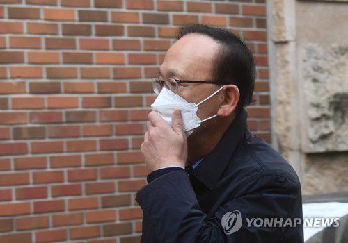 MB 자택 향하는 현인택 전 장관(서울=연합뉴스) 윤동진 기자 = 현인택 전 통일부 장관이 29일 오후 이명박 전 대통령 논현동 자택으로 들어가고 있다. 2020.10.29 mon@yna.co.kr