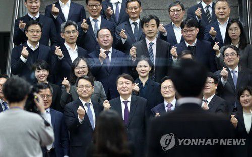 검사들과 기념사진 찍는 윤석열(대전=연합뉴스) 김준범 기자 = 8개월 만에 전국 검찰청 순회 간담회를 재개한 윤석열 검찰총장이 29일 오후 대전지방검찰청에서 지역 검사들과 간담회를 한 뒤 기념사진을 찍고 있다. 2020.10.29 psykims@yna.co.kr