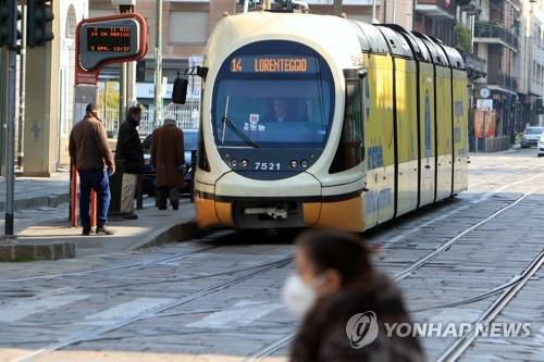 이탈리아 밀라노에서 운행되는 트램. [EPA=연합뉴스 자료사진]