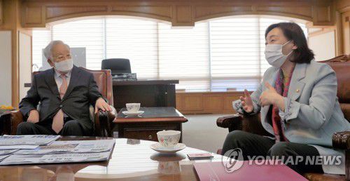 한국경영자총협회 방문한 김경선 차관(서울=연합뉴스) 여성가족부 김경선 차관이 14일 서울 마포구 소재 한국경영자총협회를 방문해 기업 내 이사회 성별 다양성을 위한 자본시장법 개정 관련 현장 의견을 듣고 협력방안에 대해 논의하고 있다. 2020.10.14 
    [여성가족부 제공. 재판매 및 DB 금지] photo@yna.co.kr