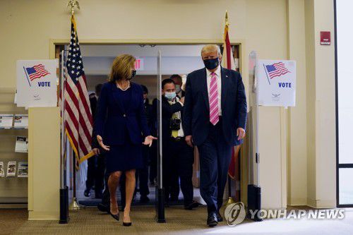 지난 24일(현지시간) 사전투표 후 투표소 나서는 트럼프 대통령[AP=연합뉴스 자료사진]