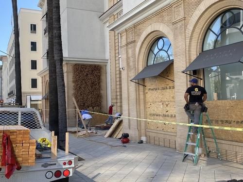 가림막 설치 작업을 진행 중 미국 베벌리힐스 로데오거리의 한 상점 [트위터 캡처, 재판매 및 DB 금지]