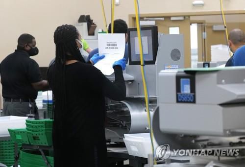 사전투표와 우편투표 개표 시작한 플로리다주 브로워드카운티
[UPI=연합뉴스]