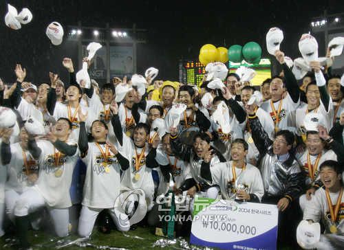 2004년 한국시리즈 9차전에서 우승한 현대 유니콘스[연합뉴스 자료사진. 재판매 및 DB 금지]