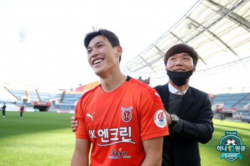 우승에 기뻐하는 이창민과 남기일 감독[한국프로축구연맹 제공. 재판매 및 DB 금지]