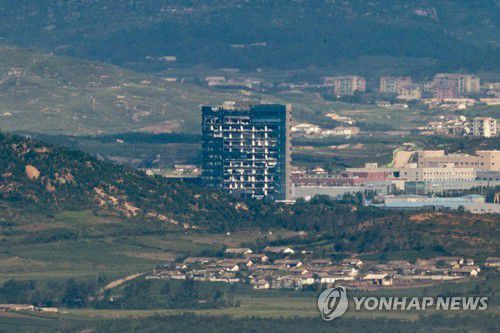 적막한 개성공단(파주=연합뉴스) 임병식 기자 = 북한 정권수립 기념일(9·9절)을 앞둔 9월 8일 경기도 파주시 접경지역에서 바라본 개성공단에서 북한의 남북공동연락사무소 폭파 시 충격으로 훼손된 개성공단지원센터가 방치되어 있다. andphotodo@yna.co.kr