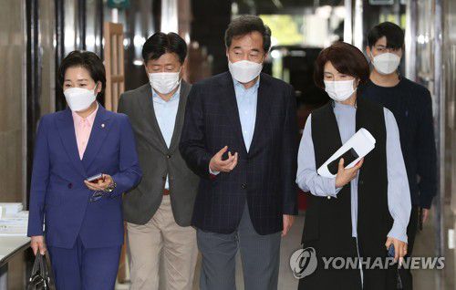 더불어민주당 이낙연 대표가 10월 11일 오후 서울 여의도 국회에서 비공개로 열린 최고위원회의 워크숍에 참석하고 있다.  오른쪽부터 한정애 정책위의장, 이낙연 대표, 오영훈 당대표 비서실장, 양향자 최고위원.[연합뉴스 자료사진]