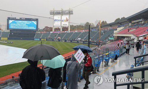 포스트시즌 와일드카드전, 우천 취소(서울=연합뉴스) 류영석 기자 = 1일 오후 서울 송파구 잠실야구장 전광판에 프로야구 와일드카드 결정전 키움과 LG의 경기의 우천 취소 안내가 표시되고 있다. 2020.11.1 ondol@yna.co.kr