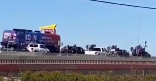 민주당 유세버스를 둘러싼 트럼프 지지자들 차량[트위터 캡처·재판매 및 DB 금지]