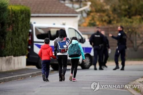 보호자 손잡고 등교하는 프랑스 어린이들[로이터=연합뉴스]