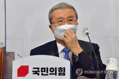 마스크 만지는 김종인 비상대책위원장(서울=연합뉴스) 진성철 기자 = 국민의힘 김종인 비상대책위원장이 2일 국회에서 열린 비상대책위원회의에서 마스크를 만지고 있다. 2020.11.2 zjin@yna.co.kr