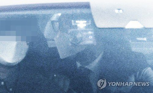 동부구치소 도착한 이명박 전 대통령(서울=연합뉴스) 한상균 기자 = 횡령과 뇌물 등의 혐의로 징역 17년형이 확정된 이명박 전 대통령이 2일 오후 송파구 동부구치소에 도착하고 있다. xyz@yna.co.kr