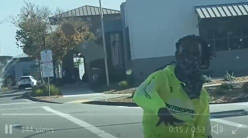 친트럼프 시위대 차량을 향해 계란을 던지는 흑인 여성[트위터 캡처·재판매 및 DB 금지]