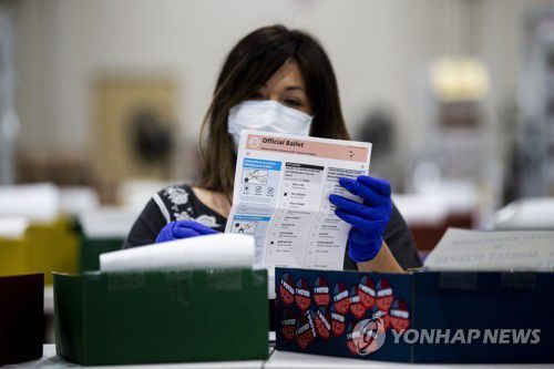 2일(현지시간) 미국 캘리포니아주(州) 포모나시의 한 선거사무원이 투표용지에 문제가 없는지 살펴보고 있다. [EPA=연합뉴스]