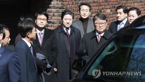 침통한 표정의 친박계 의원들지난 2017년 3월 30일 박근혜 전 대통령이 법원의 영장실질심사에 출석하기 위해 차량을 타고 서울 삼성동 자택을 나서는 모습을 바라보는 당시 자유한국당(국민의힘 전신) 의원들. 앞줄 왼쪽 부터 이완영, 김태흠,윤상현, 유기준, 조원진, 박대출, 최경환 의원.[연합뉴스 자료사진]