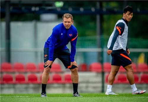 라이프치히 나겔스만 감독과 황희찬[라이프치히 구단 제공. 재판매 및 DB 금지]