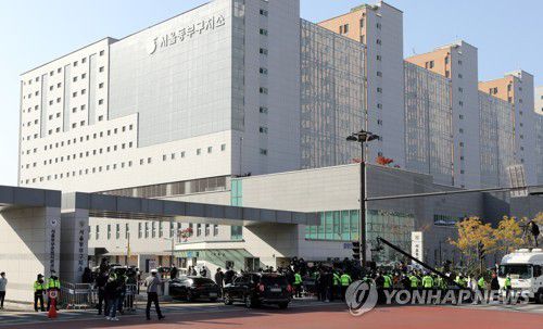 동부구치소 도착한 이명박 전 대통령(서울=연합뉴스) 한상균 기자 = 횡령과 뇌물 등의 혐의로 징역 17년형이 확정된 이명박 전 대통령이 2일 오후 서울 송파구 동부구치소에 도착하고 있다. 2020.11.2 xyz@yna.co.kr