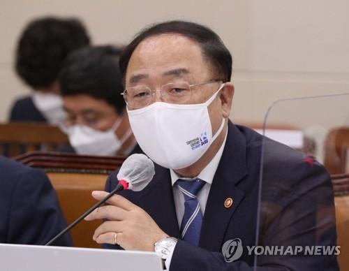 답변하는 홍남기 부총리(서울=연합뉴스) 하사헌 기자 = 홍남기 경제부총리 겸 기획재정부 장관이 3일 오후 서울 여의도 국회에서 열린 기획재정위원회 전체회의에서 의원 질의에 답변하고 있다. 2020.11.3 toadboy@yna.co.kr