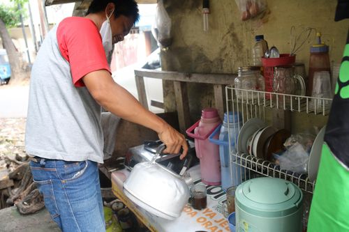 와룽에서 인스턴트 커피 끓이는 모습[자카르타=연합뉴스]