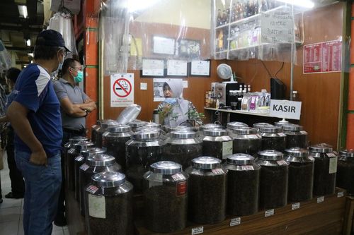 매니저 순띠씨 "80종 이상 원두 팔아"[자카르타=연합뉴스]