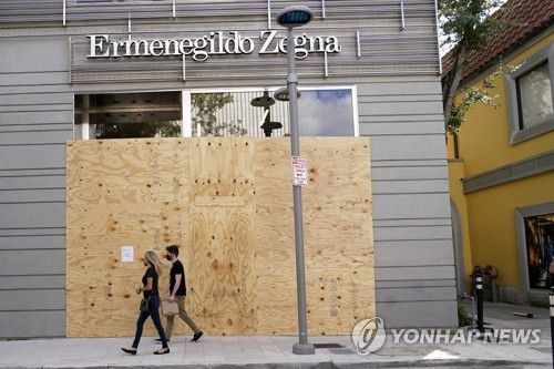 미 대선 '폭력 사태' 대비해 합판 두른 마이애미 명품매장(마이애미 AP=연합뉴스) 미국 대선일인 3일(현지시간) 플로리다주 마이애미에서 폭력 사태를 우려해 합판으로 입구를 막은 명품 브랜드 '에르메네질도 제냐'의 매장 앞을 행인들이 지나고 있다. 미국 내 주요 도시의 백화점과 상점들은 대선 이후 발생할 소요 사태와 약탈을 우려하고 있다. sungok@yna.co.kr