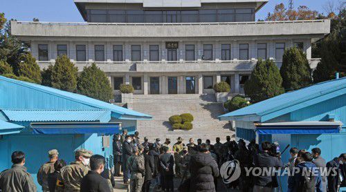 판문각 방문한 시범견학단(서울=연합뉴스) 4일 오전 경기 파주시 판문점에서 시범견학단이 군사정전위원회 회의실(T2) 건물 등을 둘러보고 있다.  [사진공동취재단] photo@yna.co.kr