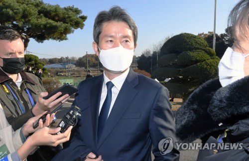 판문점견학지원센터 개소식 참석한 이인영 장관(서울=연합뉴스) 이인영 통일부 장관이 4일 오전 경기 파주시 판문점견학지원센터에서 열린 개소식에 입장하기 전 취재진의 질문에 답하고 있다. [사진공동취재단] photo@yna.co.kr