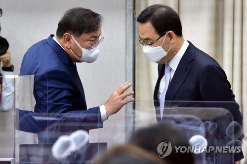 대화하는 김태년과 주호영(서울=연합뉴스) 진성철 기자 = 김태년 위원장과 국민의힘 주호영 원내대표가 4일 서울 여의도 국회에서 열린 국회운영위원회의 청와대 대통령비서실·국가안보실·대통령경호처에 대한 국정감사에서 대화하고 있다. zjin@yna.co.kr