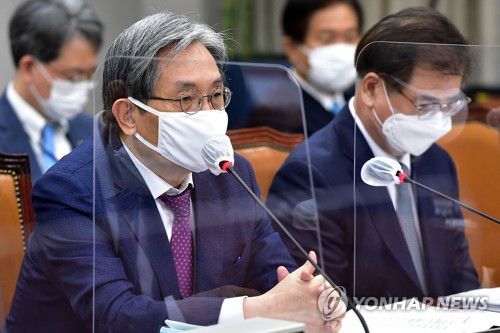 답변하는 노영민 대통령 비서실장(서울=연합뉴스) 진성철 기자 = 노영민 대통령 비서실장이 4일 국회에서 열린 운영위원회의의 대통령비서실ㆍ국가안보실ㆍ대통령경호처에 대한 국정감사에서 질의에 답변하고 있다. 2020.11.4 zjin@yna.co.kr